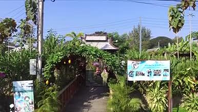 吃饭餐厅航拍别墅绿植视频的预览图